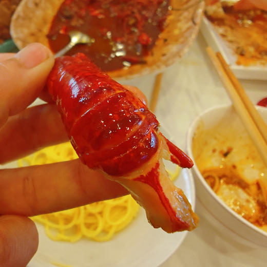 周三配送！私厨秘制系列上新喽✨
吮指麻辣小龙虾🦞选用潜江中红硬壳儿2年小龙虾，外壳深红，肉质紧实，口感弹，秘制香料爆香，一口入魂！在这个夏天感受不一样的麻小儿吧！4—5钱/只，一份50只，3.5斤 商品图0