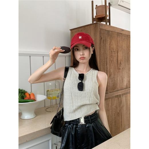 【2023春夏新品，实拍纹理小背心】一件实拍纹理小背心短款修身无袖针织衫，舒适柔软，贴合完美，展现女性的优美曲线。 商品图1