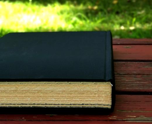 定制毛边本+藏书票编号本，作者签名钤印！！《洛克威尔•肯特插图选》，美国 肯特绘，吴伟编著，定制毛边本，作者签名钤印，黑色布面精装，白色布面函套，附赠明信片，凸版印刷书票，16开，成品尺寸210*28 商品图3