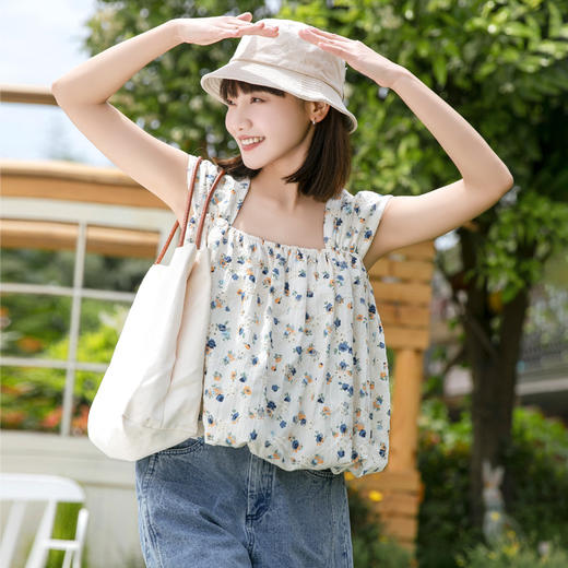 【尽显夏日风情吊带背心】穿上这款日系刺绣碎花吊带女背心，清新甜美的设计感瞬间提升。宽松版型舒适透气，同时展现出你的优美曲线。 商品图0