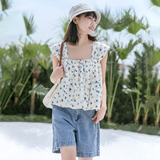 【尽显夏日风情吊带背心】穿上这款日系刺绣碎花吊带女背心，清新甜美的设计感瞬间提升。宽松版型舒适透气，同时展现出你的优美曲线。 商品图2