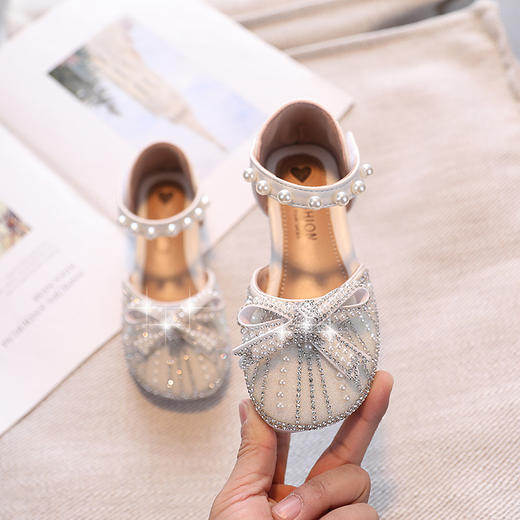 【夏季新款！公主水晶鞋】清新可爱的女童包头凉鞋，柔软的鞋底让她们行走舒适，耐磨的鞋面带来更长使用寿命，水晶饰品点缀鞋身更显华丽。防滑鞋底能牢固抓住地面，确保稳健行走 商品图5