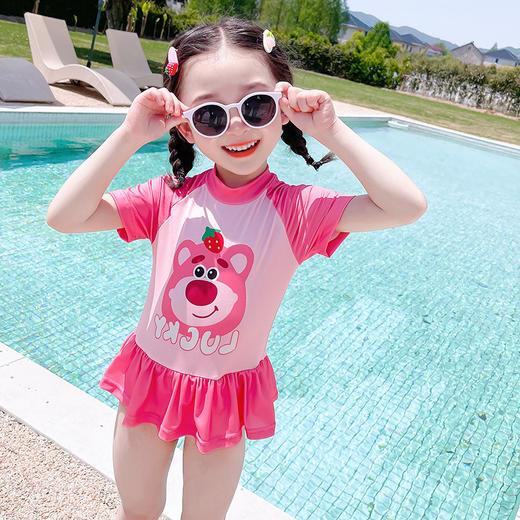 【可盐可甜！草莓熊裙连体泳装】舒适柔软简约大方，手感细腻亲肤透气，可爱图案点缀美丽的你，女童夏季洋气新款中小童可爱潮女宝宝潮 商品图3