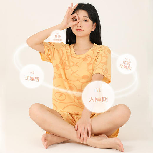 舒适可爱的小熊短袖家居服女，夏季薄款透气，新款睡衣女，简约时尚，冰丝搞套让你夏日无忧。无论是放松在家中还是陪伴家人，都能展现你的优雅魅力！ 商品图1