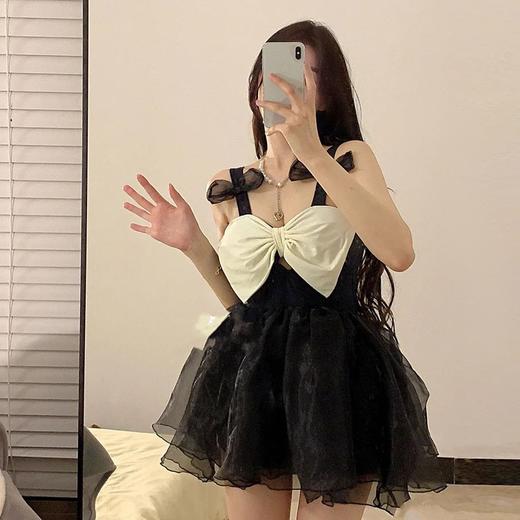 【ins仙女风！遮肉显瘦泳衣】裙式连体泳衣，让你的身材在水中舞动，像一首华丽的乐曲。小香风，仙女范，不仅遮肚显瘦，更是时尚的象征。泡温泉，度假，戏水嬉戏，无拘无束地玩转水中世界！ 商品图1