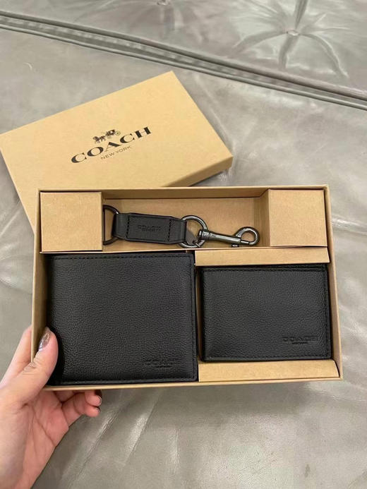 美国现货¥699直邮✈️Coach男士钱包礼盒，内含（钱包➕小卡包➕钥匙扣）花一个钱买了3个东西太合适了‼️ 商品图1