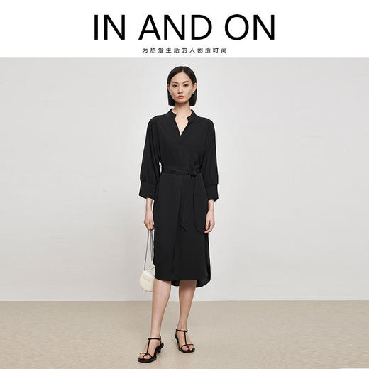 IN AND ON21881新款经典风衣式丝质连衣裙女宽松V领收腰中长裙 商品图0