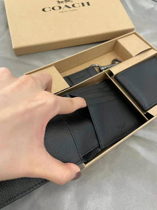 美国现货¥699直邮✈️Coach男士钱包礼盒，内含（钱包➕小卡包➕钥匙扣）花一个钱买了3个东西太合适了‼️ 商品图4