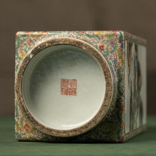 清乾隆 粉彩花卉纹底山水开窗琮式瓶 商品图4