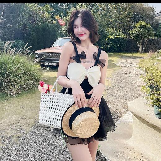 【ins仙女风！遮肉显瘦泳衣】裙式连体泳衣，让你的身材在水中舞动，像一首华丽的乐曲。小香风，仙女范，不仅遮肚显瘦，更是时尚的象征。泡温泉，度假，戏水嬉戏，无拘无束地玩转水中世界！ 商品图2