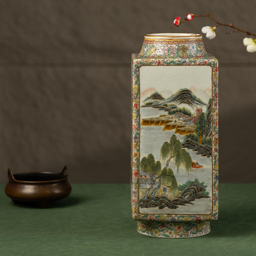 清乾隆 粉彩花卉纹底山水开窗琮式瓶 商品图0