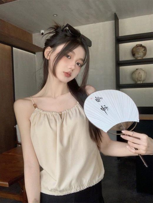 黛唯梵【精美实拍复古挂脖系带珠子吊带上衣】露肩V领设计流露优雅气质，抽绳镂空短款显得更加时尚。穿上它，让你美丽自信，成为耀眼的新款女神。 商品图2