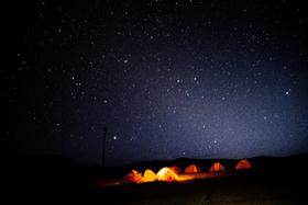  “陪我去腾格里，看大漠星河” 