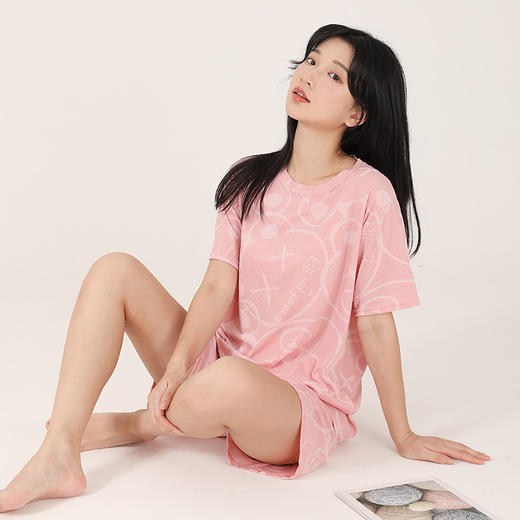 舒适可爱的小熊短袖家居服女，夏季薄款透气，新款睡衣女，简约时尚，冰丝搞套让你夏日无忧。无论是放松在家中还是陪伴家人，都能展现你的优雅魅力！ 商品图3