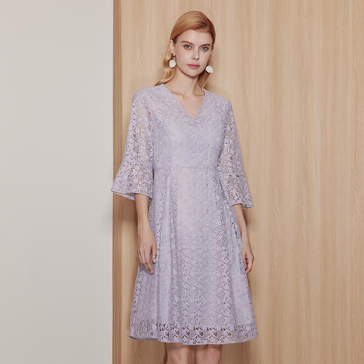 EITIE爱特爱温柔气质紫色V领喇叭袖收腰显瘦蕾丝连衣裙秋季新款C07224 商品图2