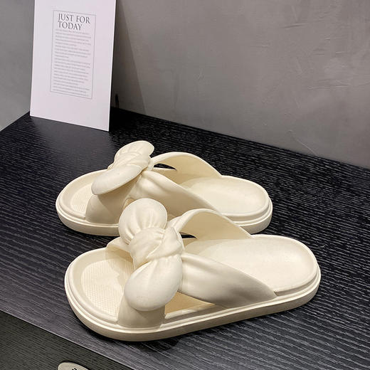 蝴蝶花女夏拖鞋，时尚个性外穿新款，ins防滑设计，让你随心搭配，轻松拥有时尚感。透气网红款式，舒适亲肤，女神必备，让你充分展现自信的女性魅力！ 商品图4