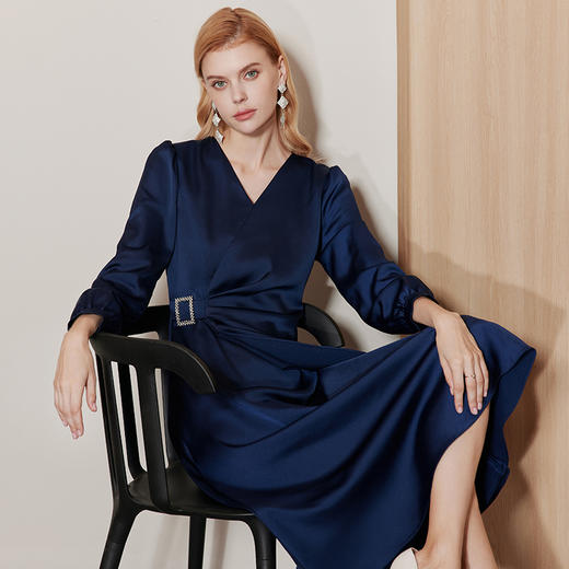 EITIE爱特爱秋季新款纯色百搭洋气收腰连衣裙C2307244 商品图2