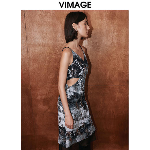 VIMAGE纬漫纪秋新款蕾丝拼印花吊带开叉复古性感连衣裙V2077606 商品图3