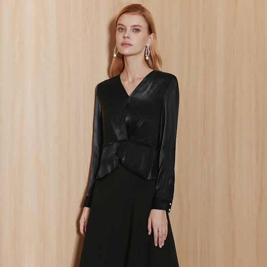 EITIE爱特爱优雅光泽感V领收腰高级感黑色小上衣秋季新款C13212 商品图3