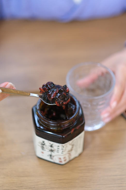 甄选每一道好料，姜枣膏纯手工熬制，甄选云南头道老黑糖 农场自产窖藏的老姜 中宁无硫枸杞 福建莆田龙眼肉，男女都可以喝 520g/瓶 商品图2