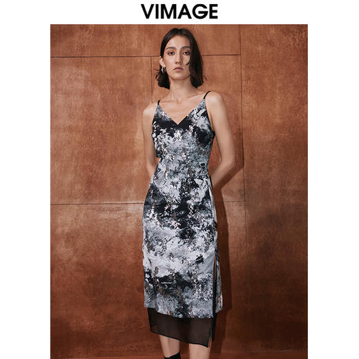 VIMAGE纬漫纪秋新款蕾丝拼印花吊带开叉复古性感连衣裙V2077606 商品图2
