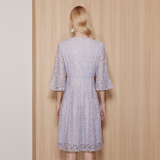 EITIE爱特爱温柔气质紫色V领喇叭袖收腰显瘦蕾丝连衣裙秋季新款C07224 商品图4