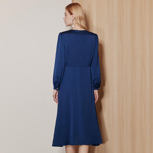 EITIE爱特爱秋季新款纯色百搭洋气收腰连衣裙C2307244 商品图4