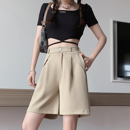 斜折西装五分裤女，颠覆传统束缚，复古与时尚兼得。突出细节的设计感，流露着独特的美感。宽松裤型遮掩身体缺陷，彰显自信。高腰设计，显出好比例。通勤、运动都可以穿，潮与百搭并存！ 商品图1