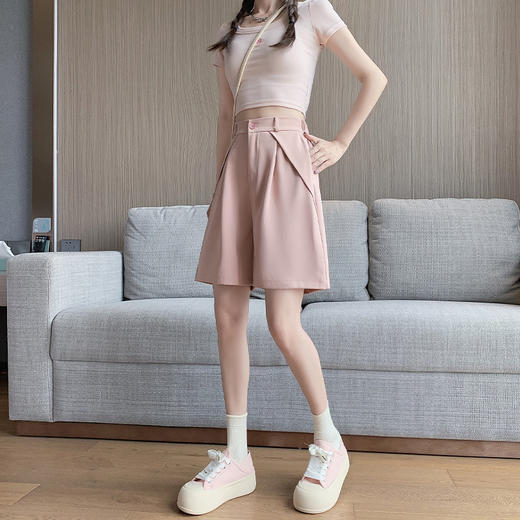 斜折西装五分裤女，颠覆传统束缚，复古与时尚兼得。突出细节的设计感，流露着独特的美感。宽松裤型遮掩身体缺陷，彰显自信。高腰设计，显出好比例。通勤、运动都可以穿，潮与百搭并存！ 商品图3