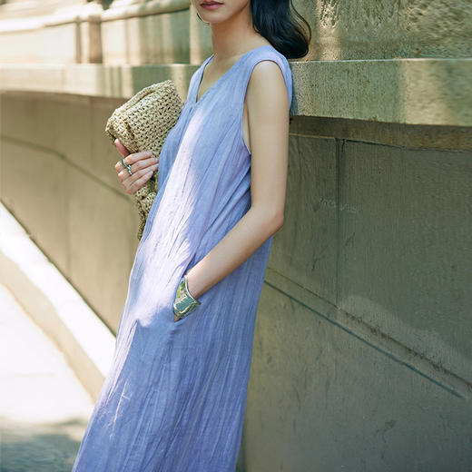 IN AND ON 天丝吊带连衣裙扎染肌理宽松休闲显瘦亚麻两穿式长裙女53499 商品图4