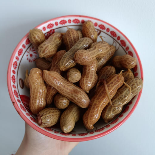 卤汁花生🥜🥜终于到货啦[哇][哇]，最好的下酒小菜，作为零食也是佳选，卤味浓厚，单独吃也不咸，吃起来不软
卤汁花生🥜一袋408克，保质期6个月，最新日期！一组两袋 商品图2