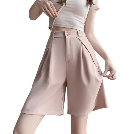 斜折西装五分裤女，颠覆传统束缚，复古与时尚兼得。突出细节的设计感，流露着独特的美感。宽松裤型遮掩身体缺陷，彰显自信。高腰设计，显出好比例。通勤、运动都可以穿，潮与百搭并存！ 商品图5