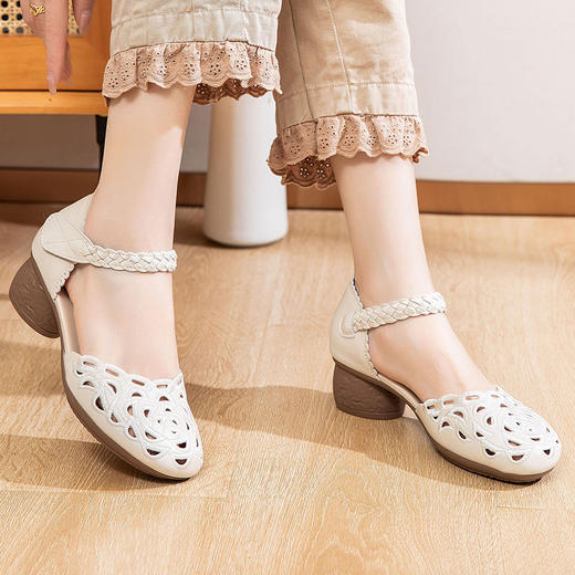 夏新款中老年真皮妈妈鞋凉鞋镂空雕WZ7732 商品图1