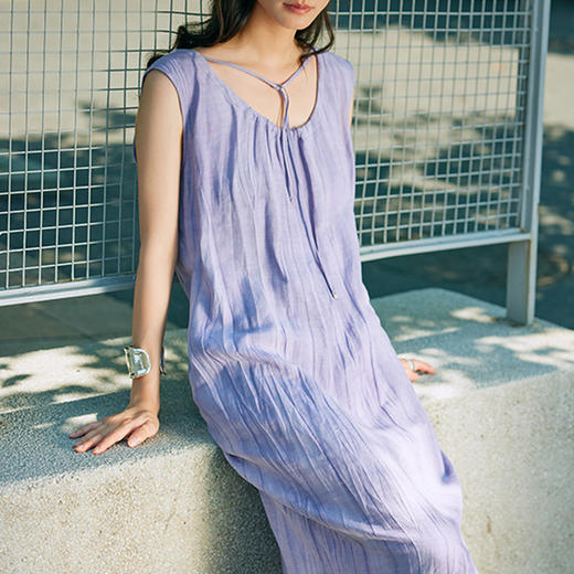 IN AND ON 天丝吊带连衣裙扎染肌理宽松休闲显瘦亚麻两穿式长裙女53499 商品图3