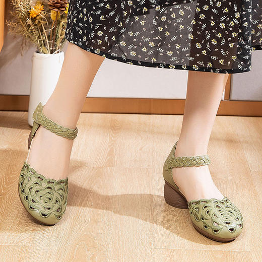 夏新款中老年真皮妈妈鞋凉鞋镂空雕WZ7732 商品图3