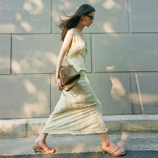 IN AND ON 天丝吊带连衣裙扎染肌理宽松休闲显瘦亚麻两穿式长裙女53499 商品图2