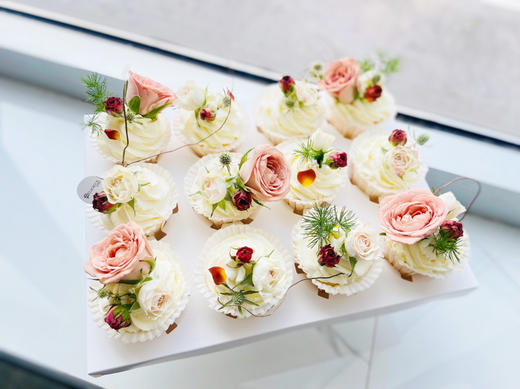 鲜花纸杯蛋糕 商品图0