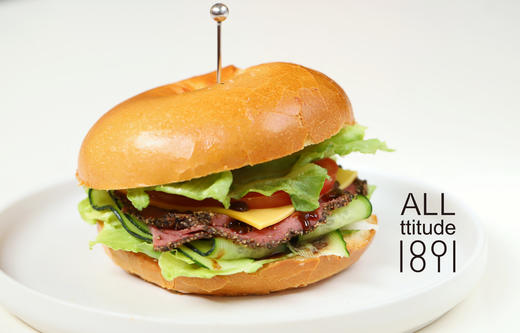 “强壮的”黑椒牛肉芝士贝果三明治 商品图1