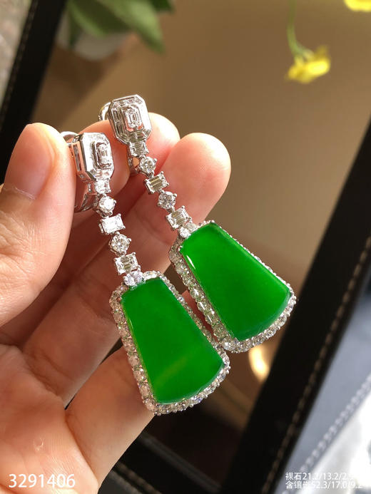 3291406，高冰帝王绿无事牌耳坠。具体价格微信咨询 商品图0