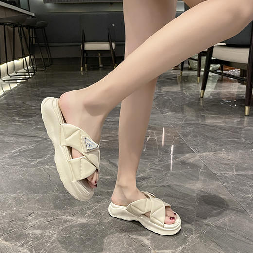 女神必备！夏日新款厚底拖鞋，时尚简约的仙女风格，外穿增高，踩屎感十足。防滑设计，让你在炎炎夏日也能走得自信、舒适；让您时刻保持好心情！ 商品图3