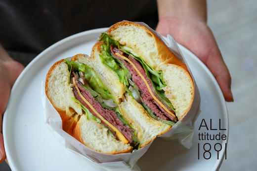 “强壮的”黑椒牛肉芝士贝果三明治 商品图0