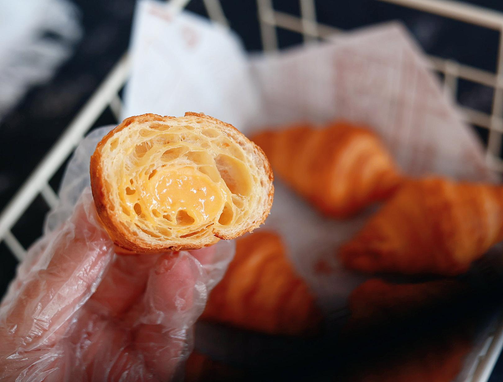 蛋黄流沙牛角包