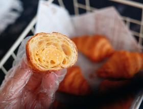 蛋黄流沙牛角包