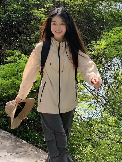 【户外冲锋防晒皮肤衣】夏季必备，柔软轻盈的防晒衣，让女性在户外休闲运动时倍感舒适。绚烂的色彩搭配，尽显女人妩媚娇艳。一件好看的防晒衣是女孩子们需要的，何况还能抵御紫外线对皮肤的伤害。 商品图3