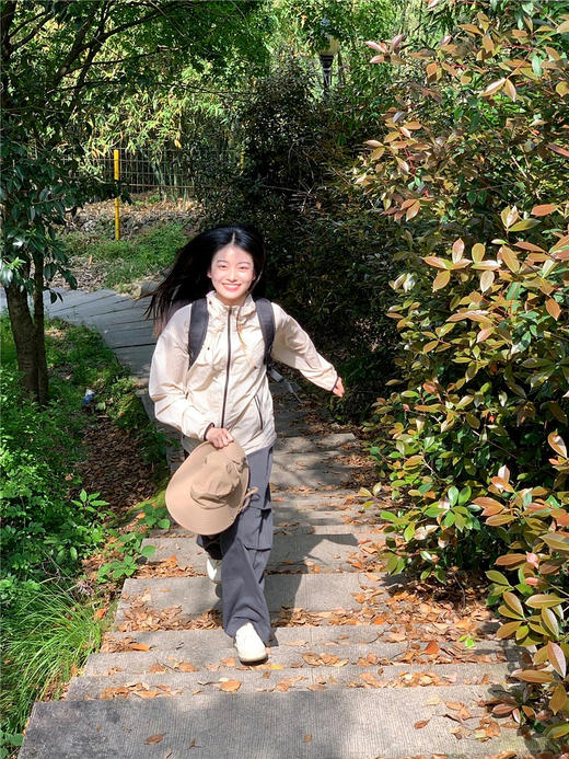 【户外冲锋防晒皮肤衣】夏季必备，柔软轻盈的防晒衣，让女性在户外休闲运动时倍感舒适。绚烂的色彩搭配，尽显女人妩媚娇艳。一件好看的防晒衣是女孩子们需要的，何况还能抵御紫外线对皮肤的伤害。 商品图4