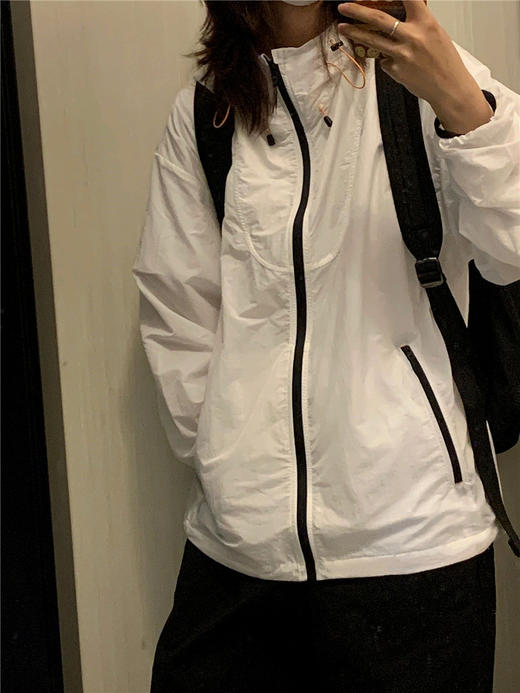 【户外冲锋防晒皮肤衣】夏季必备，柔软轻盈的防晒衣，让女性在户外休闲运动时倍感舒适。绚烂的色彩搭配，尽显女人妩媚娇艳。一件好看的防晒衣是女孩子们需要的，何况还能抵御紫外线对皮肤的伤害。 商品图2