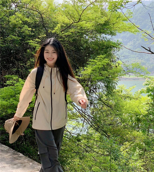 【户外冲锋防晒皮肤衣】夏季必备，柔软轻盈的防晒衣，让女性在户外休闲运动时倍感舒适。绚烂的色彩搭配，尽显女人妩媚娇艳。一件好看的防晒衣是女孩子们需要的，何况还能抵御紫外线对皮肤的伤害。 商品图1