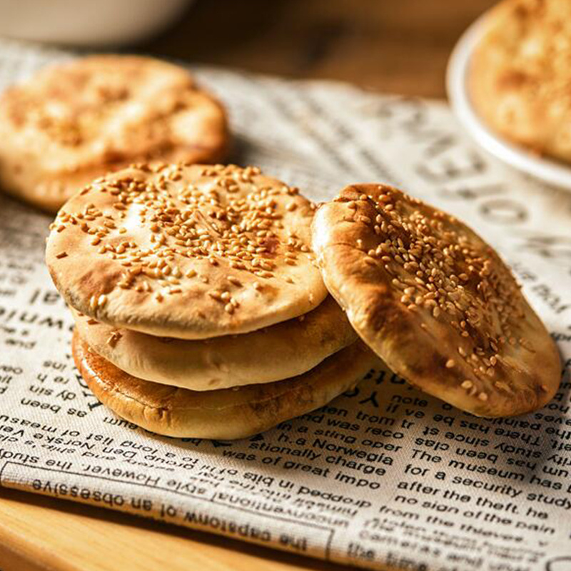 【永泰葱肉饼】选用新鲜香葱和猪肉，饼面布以芝麻，一口下去听得见的酥脆，满口的葱香肉香芝麻香，唇齿留香，回味无穷！
