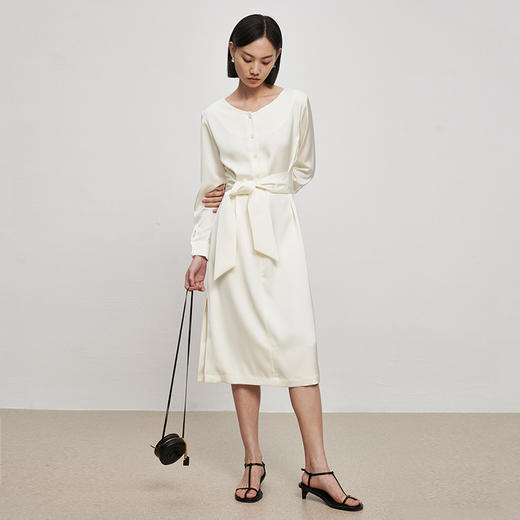 IN AND ON21726高定质感缎面连衣裙女一片式收腰圆领A字裙 商品图4