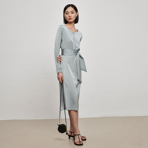 IN AND ON21726高定质感缎面连衣裙女一片式收腰圆领A字裙 商品图2